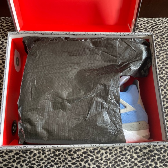 AUTHENTIC
Air Jordan 4 Retro (GS) University Blue/Black 408452-400 Size 6.5Y - Picture 5 of 12